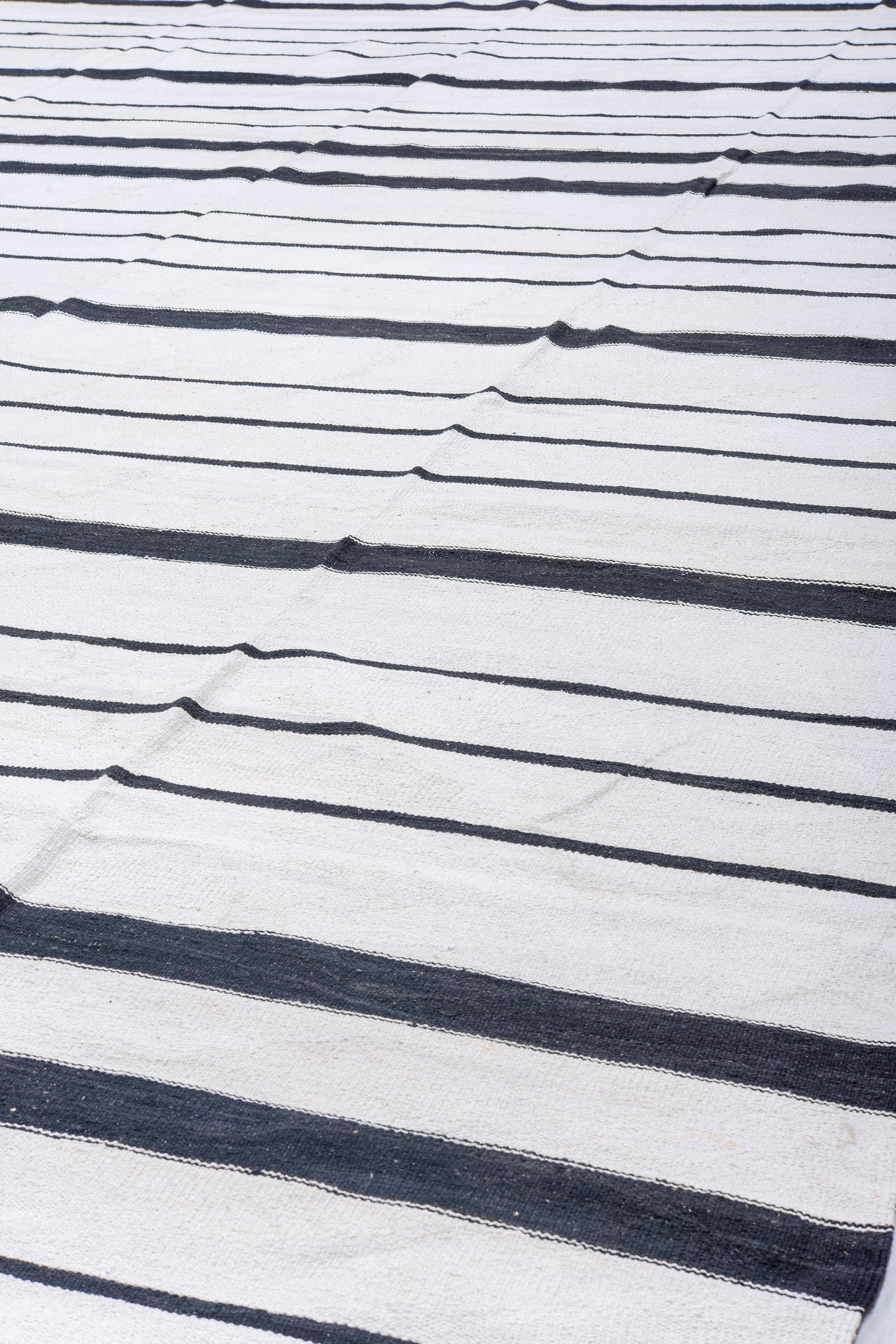 Modern Kilim flat weave | 13 x 19 | Area Rug | tribal design | White, Black | hand woven (3408)